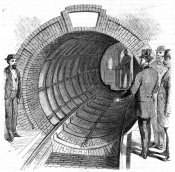 Portál tunelu z pohledu z jedné ze dvou stanic. Na kresbě z roku 1870 právě vůz přijíždí do stanice.