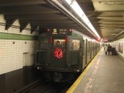 Vůz R1 s číslem 100 na speciální vyhlídkové jízdě ve stanici 23rd Street Station na trase 6 Avenue Line 
